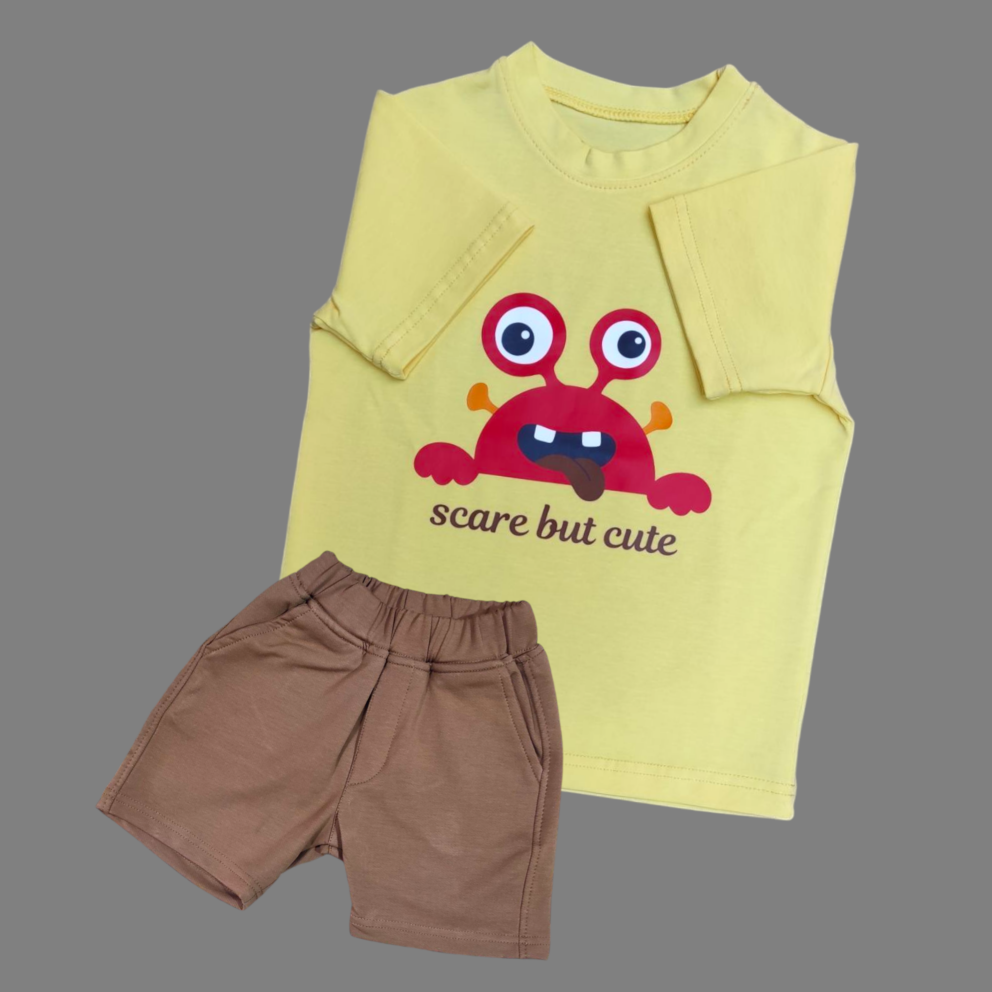 طقم اصفر في كافيه