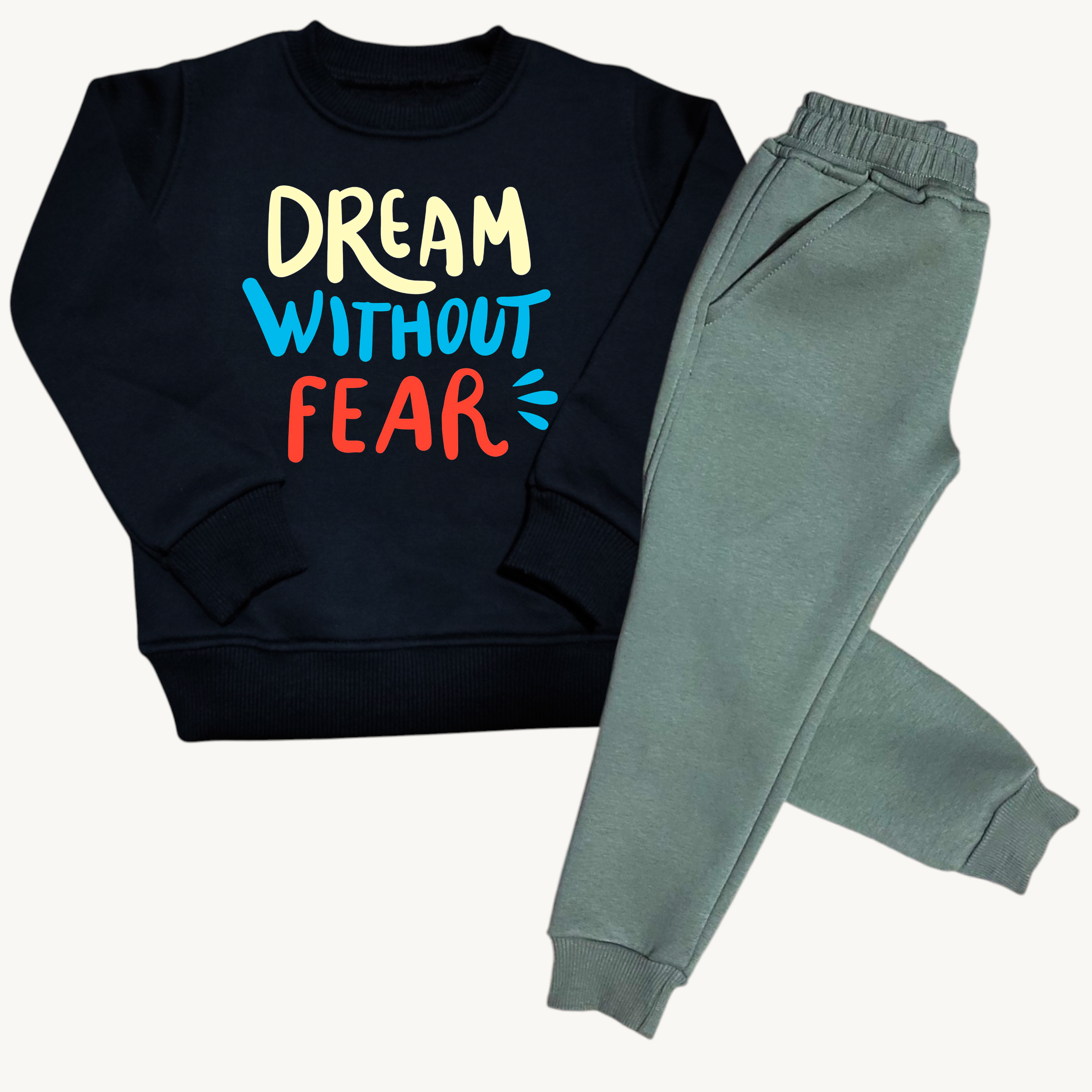 طقم شتوي اسود في زيتي فاتح