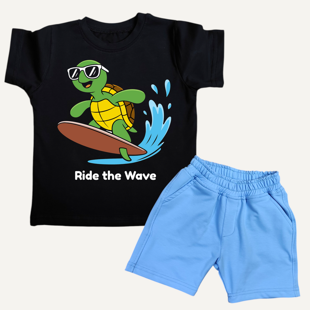 طقم أسود في سماوي