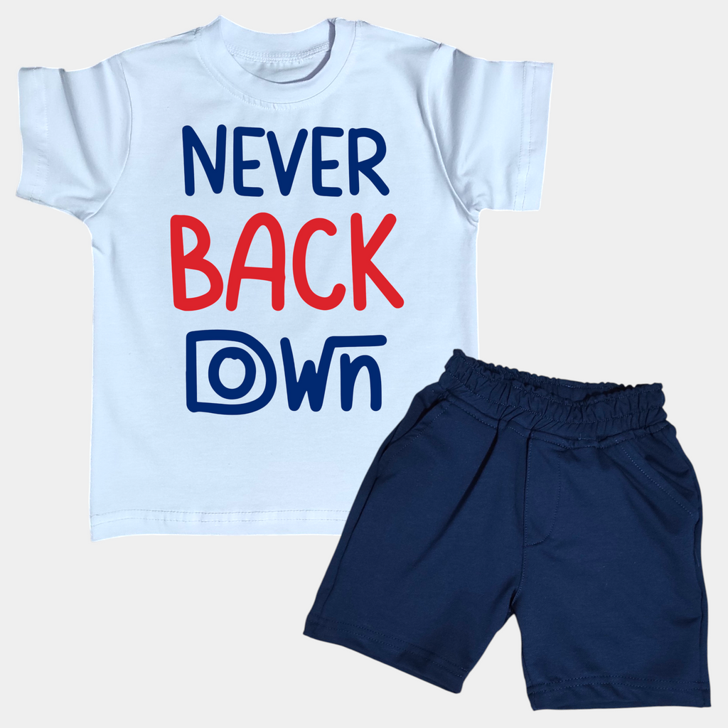 طقم ابيض في كحلي