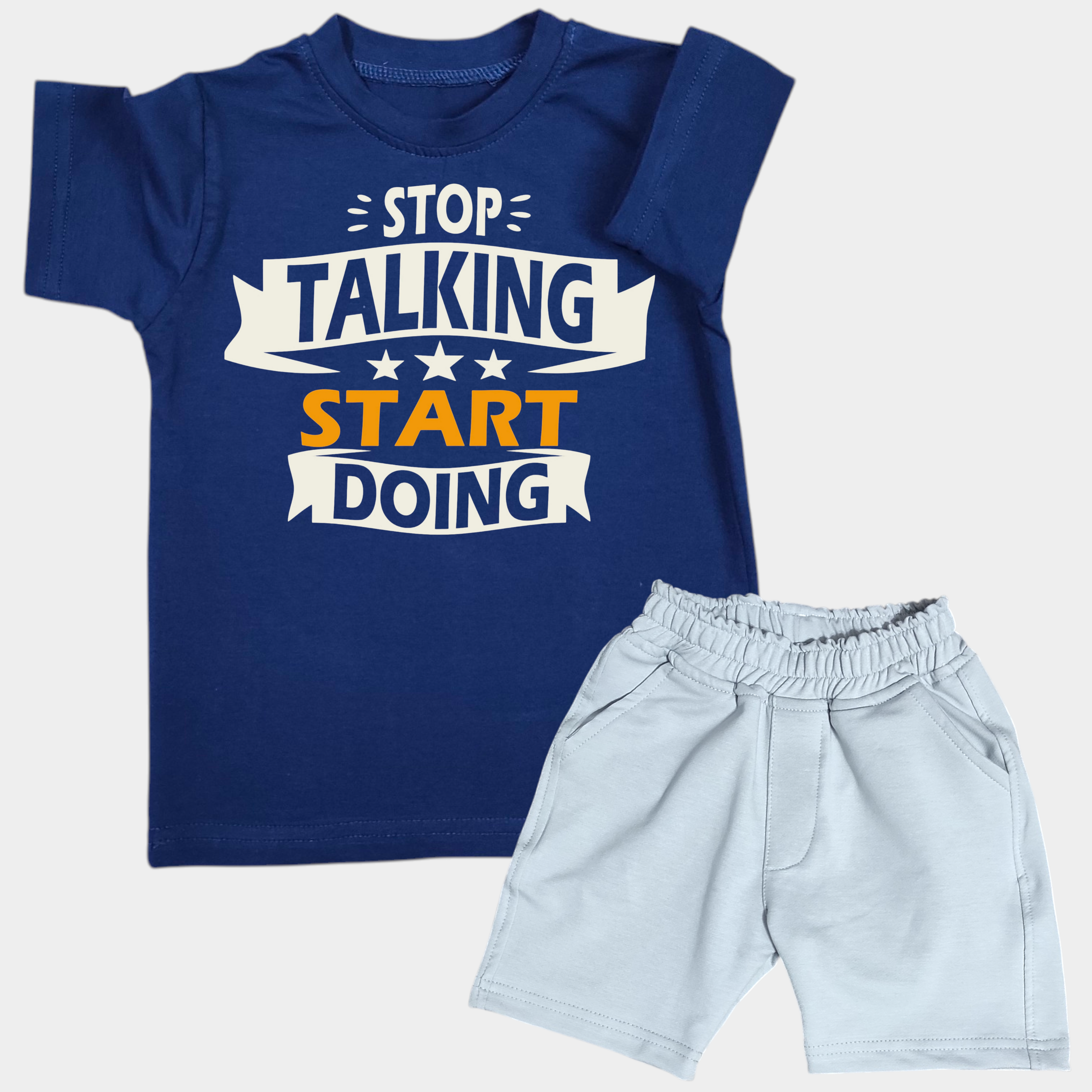 طقم كحلي في رمادي فاتح